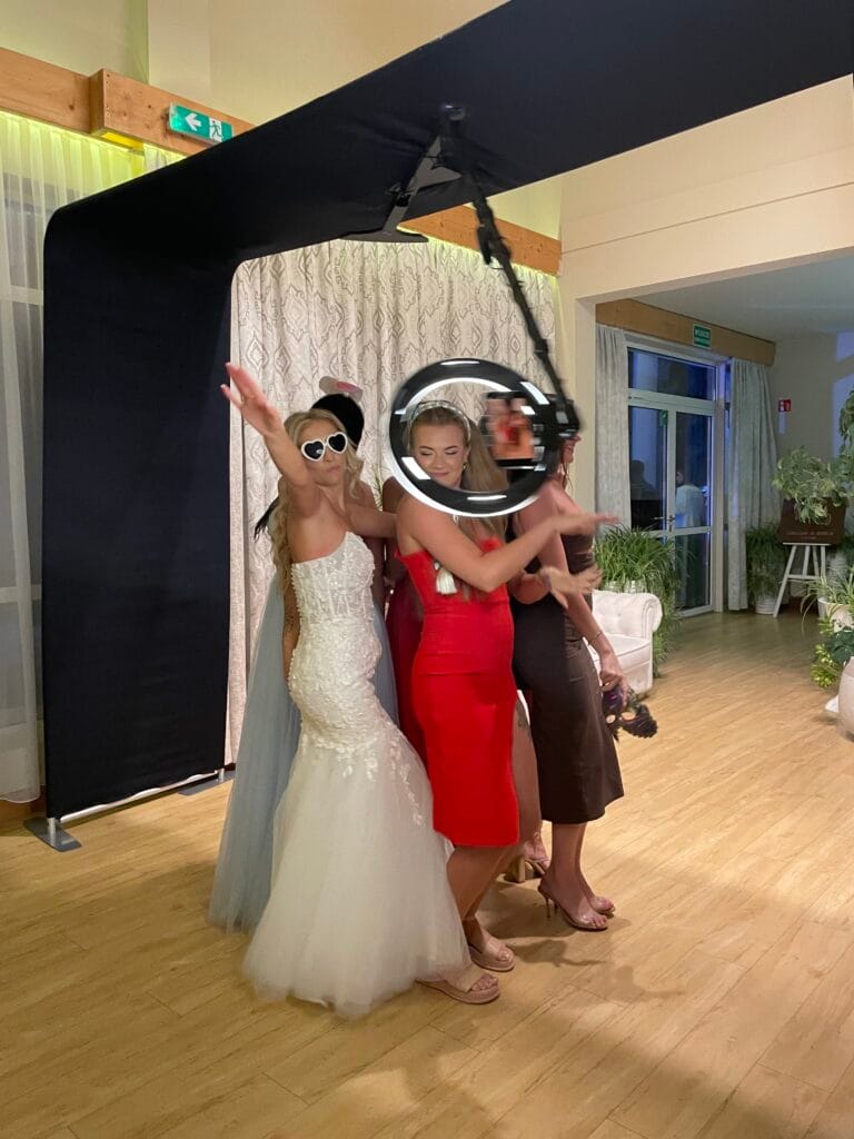 Goście weselni wraz z Panią Młodą podczas tworzenia nagrania w fotobudce