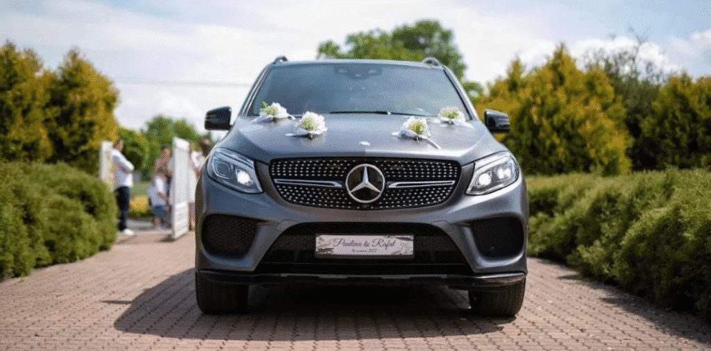 Zdjęcie Samochodu marki Mercedes, model GLE. Jest to zdjęcie przodu samochodu, Jest to samochód koloru ciemnego szarego.